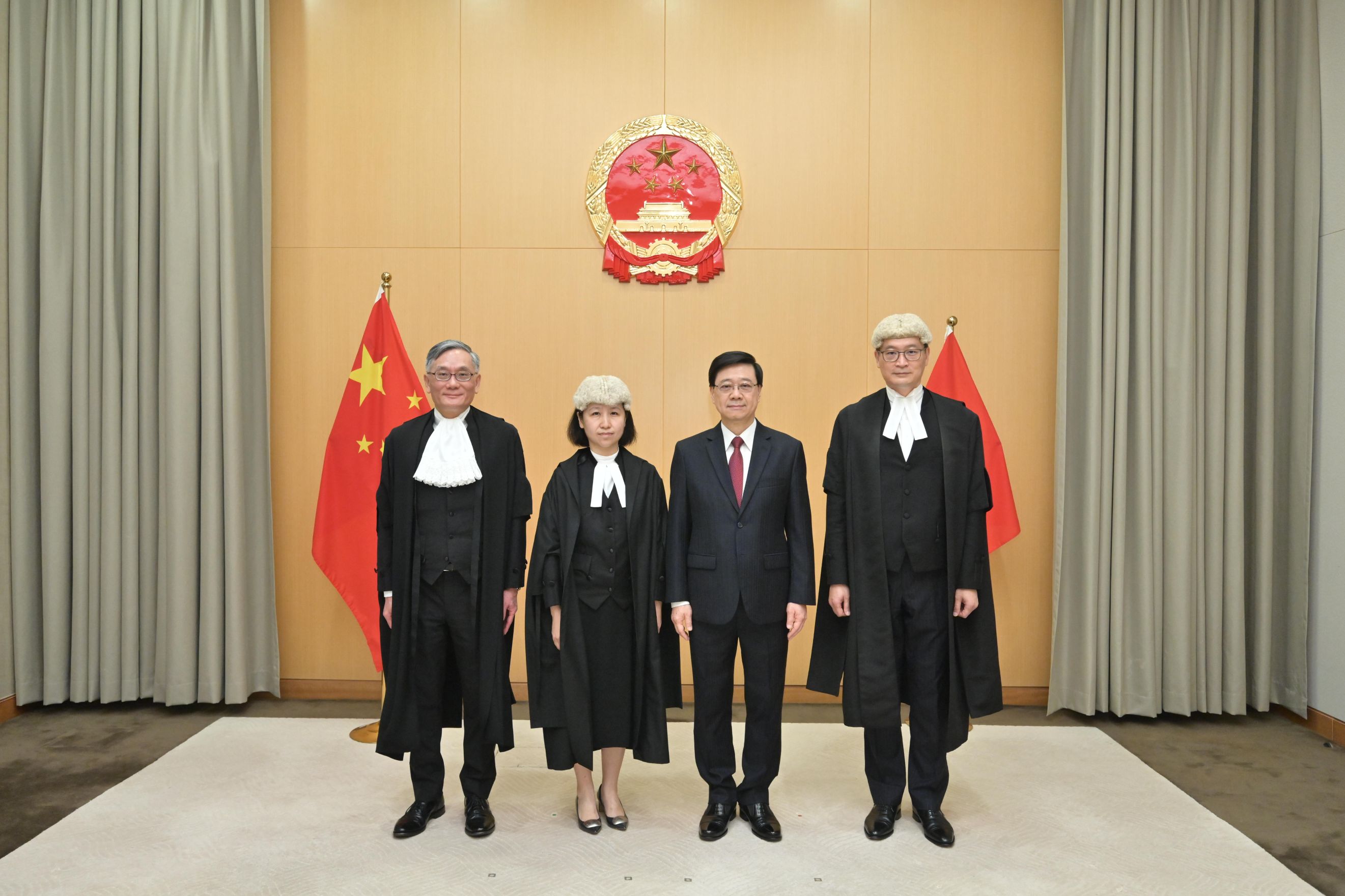 区域法院法官徐韵华（左二）获委任为高等法院原讼法庭法官